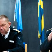 Försvarsmaktens Mats Ström och Carl-Axel Blomdahl under en pressträff om fallet i februari.