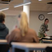 Studenter i provsalen på Stockholms universitet där söndagens högskoleprov genomförs.