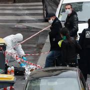 Arkivfoto: Polis arbetar på attentatsplatsen i Paris, Frankrike den 25 september 2020. 