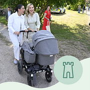 Ebba Busch (KD) och Simona Mohamsson (L) skjutsade runt en barnvagn med Mohamssons presschefs barn under Almedalens första dag.