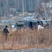 Polis på plats där en man påträffats död ute på en åker i Fjärås söder om Kungsbacka.