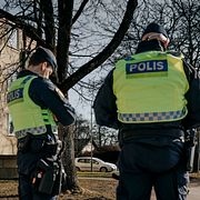 Polis på den plats där en man i 20-årsåldern blev ihjälskjuten natten mot söndag i stadsdelen Väster i Örebro.
