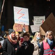 En demonstration utanför Polens ambassad i Stockholm mot landets skärpning av abortlagar 2020. 