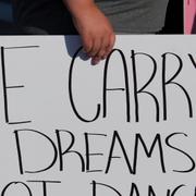 En demonstrant i Los Angeles på torsdagsmorgonen, svensk tid. 