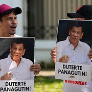 Demonstranter utanför ICC i Haag. 