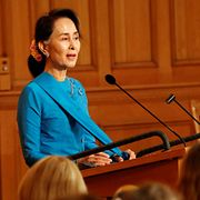 Aung San Suu Kyi under sitt tal i den svenska riksdagen.
