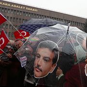 Demonstranter med bilder av häktade tv-chefen Hidayet Karaca.