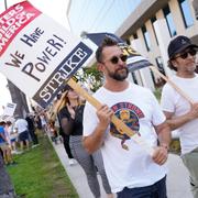 Skådespelarna Noah Wyle Leland Orser protesterar utanför Netflix lokaler i Los Angeles i augusti. 