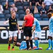 AIK:s Sebastian Larsson reagerar på ett domslut efter en duell mellan AIK:s Chinedu Obasi och Malmö FFs Behrang Safari