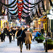 Snögubbe / julhandel i Stockholms innerstad. 