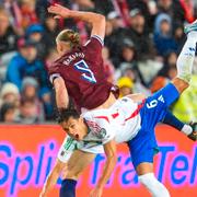 Erling Haaland och Samuele Ricci i duell. 