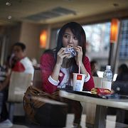 Kvinna på McDonalds i Peking. Arkivbild från november 2015.