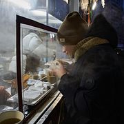 Varma måltider serveras i Kyjiv, där det ofta var strömavbrott under vintern på grund av ryska attacker mot elnätet. Arkivbild tagen i februari.