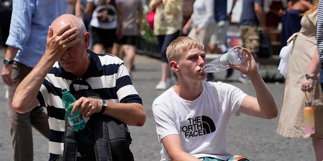 Turister dricker vatten i Rom.  Gregorio Borgia / AP
