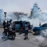 Polis skjuter tårgas mot demonstranter i Dakar, Senegal, den 4 februari.