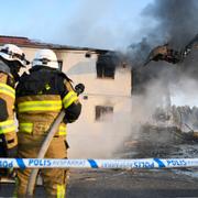 Polis och räddningstjänst arbetar efter att en brand  har inträffat vid en fastighet i Hölö, Södertälje.