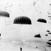 Hundratals fallskärmshoppare landar i Nederländerna i september 1944.