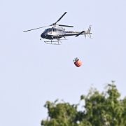 En helikopter vattenbombar en brand. Arkivbild.