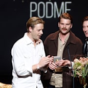 Carl Déman, Lukas Simonsson och Jonas Fagerström i JLC tar emot priset för Årets podd. 