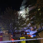 Elva personer behövde söka sjukhusvård efter en brand i ett flerfamiljshus i stadsdelen Råslätt i Jönköping.