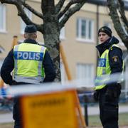 Polis vid platsen där mannen dödades.