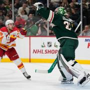 Minnesota Wilds målvakt Filip Gustavsson, till höger, blockerar ett skott från Calgary Flames Andrew Mangiapane