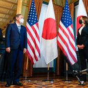 Yoshihide Suga med USA:s vicepresident Kamala Harris. 