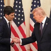 Federal Reserve-chefen Kevin Warsh och president Donald Trump i maj i år.