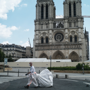 Ett syskonpar på Poble Nou-kyrkogården i Barcelona / Notre Dame i Paris.