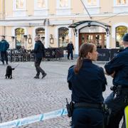 Polisens kriminaltekniker och vapenhund arbetar utanför en restaurang/nattklubb på Stortorget på lördagsmorgonen.