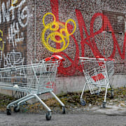  Två övergivna kundvagnar från Hemköp.