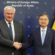 Ukrainas utrikesminister Andrij Sybiha och Sydkoreas motsvarighet Cho Hyun under ett möte i Seoul tidigare i år.