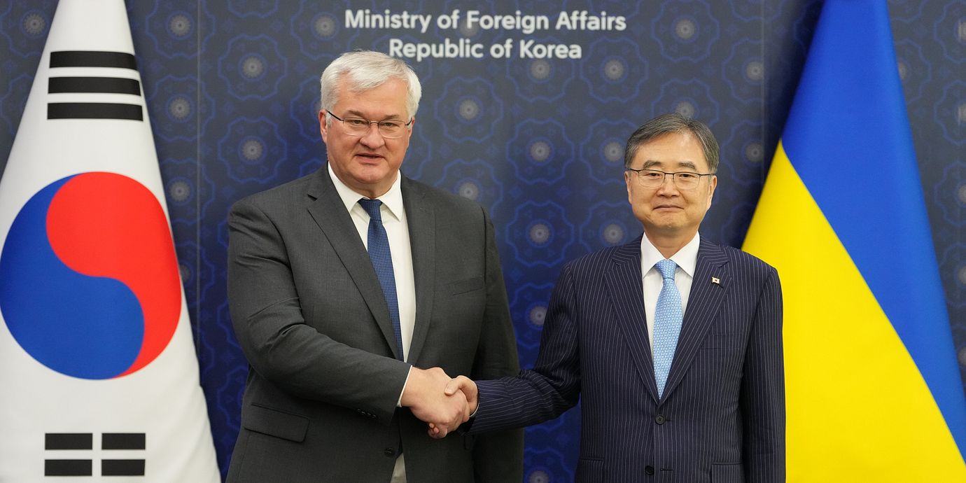 Ukrainas utrikesminister Andrij Sybiha och Sydkoreas motsvarighet Cho Hyun under ett möte i Seoul tidigare i år.