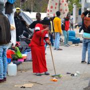 Flyktingar från södra Afrika har slagit läger utanför  International Organization for Migrations högkvarter i Tunis.