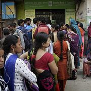 Köerna till Indiens banker blev långa i november när regeringen plötsligt drog in 86 procent av valutan.