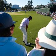 Publiken ser på när Tony Finau chippar på sjuttonde hålet under andra rundan av Masters på fredagen.