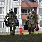 Ett hus där 65 personer är skrivna har utrymts i Frölunda i Göteborg sedan en misstänkt bomb hittats under fastigheten.