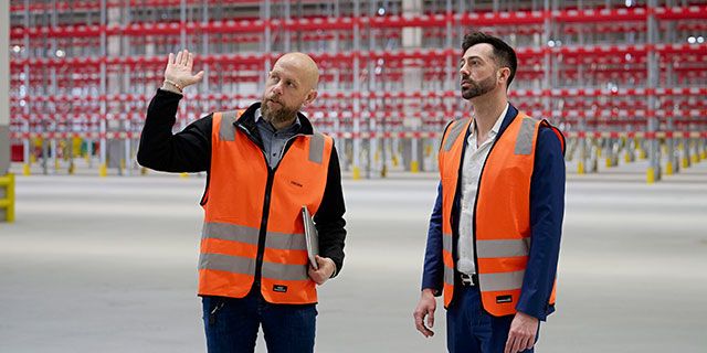 Fredrik Emilsson, lagerchef på AJ Produkter och David Bray, vice VD på AJ Produkter. 