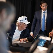 Donald Trump, Marco Rubio och stabschefen Susie Wiles den 28 februari, samma dag som kriget i Iran startade.