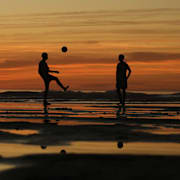 Ungdomar på sydspanska stranden Conil de la Frontera, 2025. 