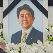 Folk lämnar blommor efter att Japans förra premiärminister Shinzo Abe mördats. 