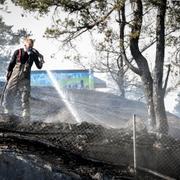 Brandman släcker en brand längs Värmdöleden på fredagen