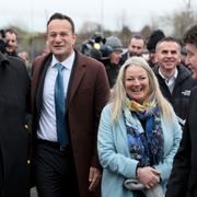 Leo Varadkar i brun rock.