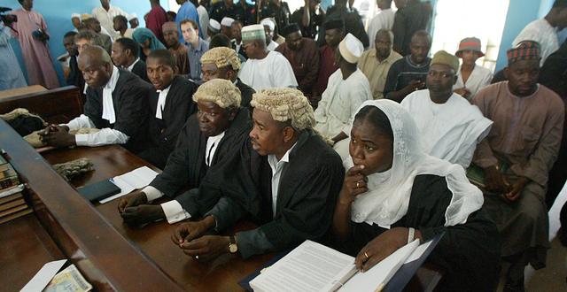 Shariadomstolen i Katsina, Nigeria överprövar steningsdomen mot en 32-årig kvinna för äktenskapsbrott i september 2003.  SCHALK VAN ZUYDAM / AP