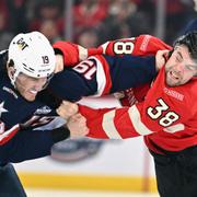 Matthew Tkachuk i slagsmål med Brandon Hagel. 