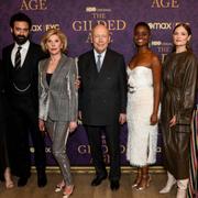 Skådespelarna Carrie Coon, Morgan Spector och Christine Baranski, serieskaparen Julian Fellowes och skådespelarna Denee Benton, Louisa Jacobson och Cynthia Nixon under en visning av ”The Gilded Age”