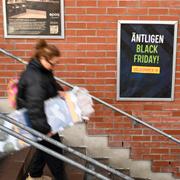 Reklam för kommande Black Friday-rea i en Elgigantenbutik i Stockholm.