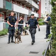 Polis på plats efter mordet i Husby.