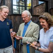 Kung Carl XVI Gustaf och drottning Silvia ihop med Sarah Sjöström i dag.