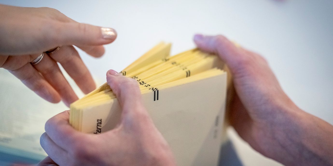 Valsedlar sorteras i samband med rösträkningen. Arkivbild.
